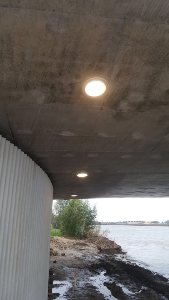 Groote-Wielen-Rietkraagbrug-Den-Bosch-lichtmasten-downlighters-RXLight-576x1024