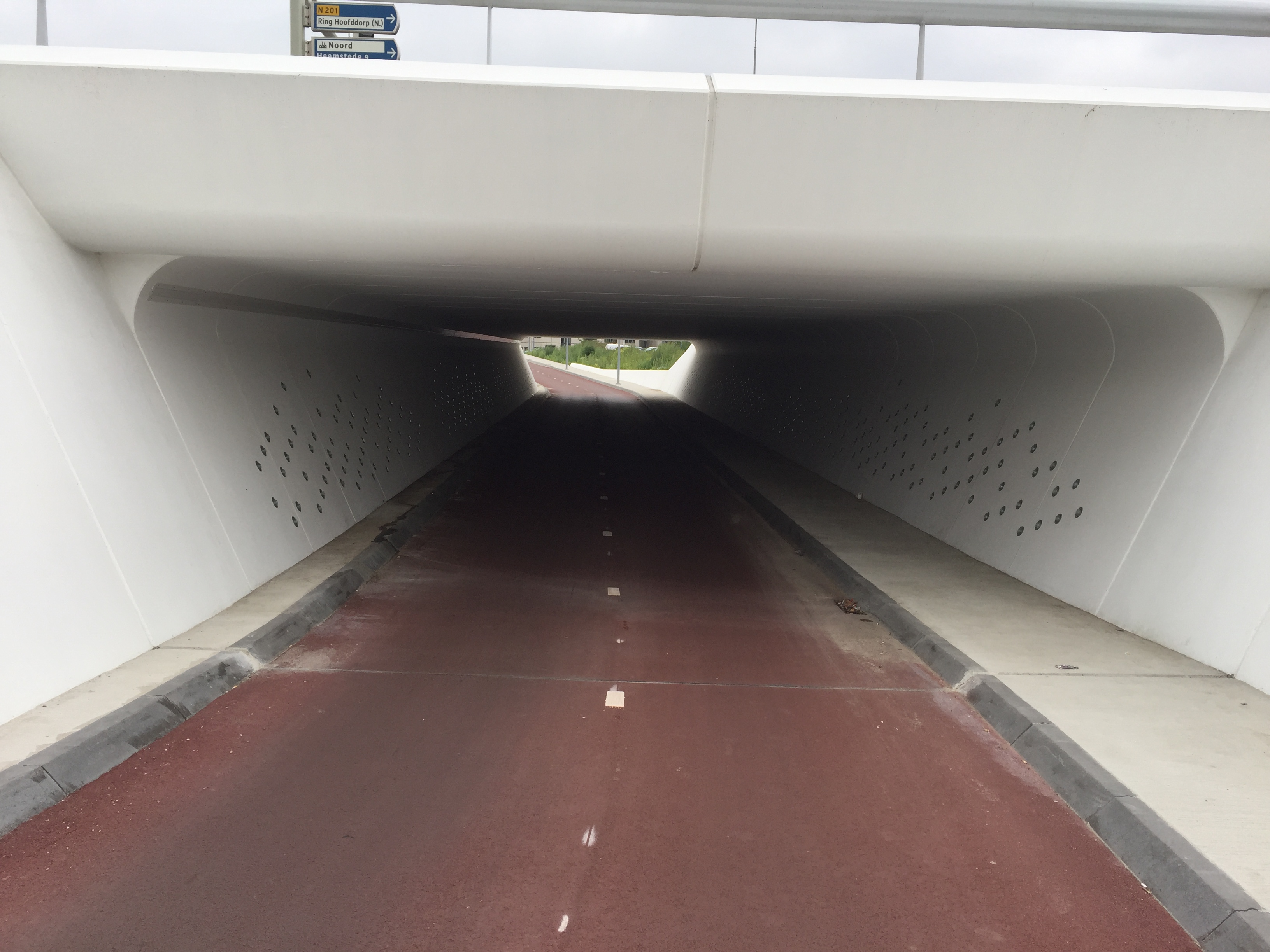 Rxlight heeft voor de gemeente Haarlemmermeer 2 tunnels mogen verlichten onder de provinciale weg N201. We hebben de tunnel verlicht door middel van een doorlopende lichtlijn. De led lijn is speciaal ontworpen voor deze tunnel. Het is voorzien van een RVS behuizing en heeft een opalen afscherming in RAL kleur. Daarmee heeft de tunnel een mooie gelijkmatigheid. Rxlight heeft dit in opdracht van BAM infra en op advies van de gemeente Haarlemmermeer gedaan.