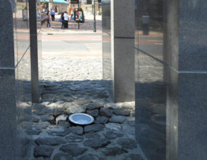 Vandaalbestendige verlichting en armaturen van RXLight lichten een monument in Den Haag uit.