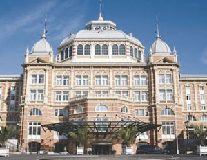 In Scheveningen is het Kurhaus uitgelicht met vandaalbestendige verlichting en armaturen van RXlight.