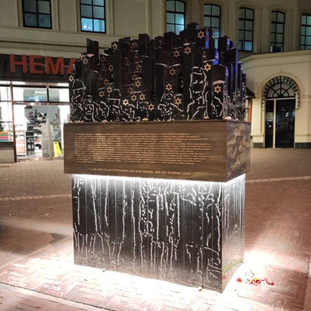 Foto van het Joods monument in Alkmaar naast het centraal station. Hier heeft RXLight de belichting gedaan achter de bronzen platen met alle namen er in. 