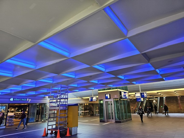 verlichting bij station Zwolle, blauw licht