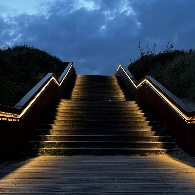 Verlichting bij de strandopgang Petten door RXLight.