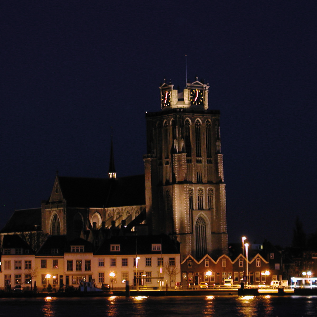 RXLight heeft de Grote Kerk van Dordrecht voorzien van diverse lichtlijnen, waardoor het historische gebouw 's avonds nog beter tot zijn recht komt. RXLight heeft de Grote Kerk van Dordrecht voorzien van diverse lichtlijnen, waardoor het historische gebouw 's avonds nog beter tot zijn recht komt.