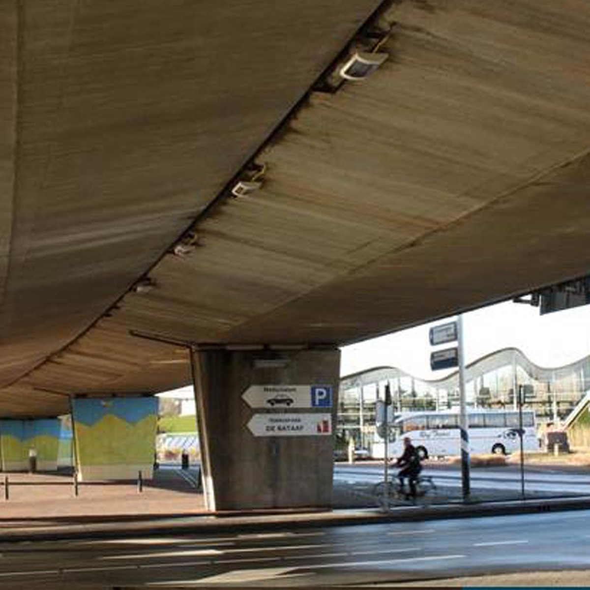 In Den Haag heeft RXLight een uitgebreid parkeerterrein en een doorgaande weg voorzien van vandaalbestendige armaturen. In Den Haag heeft RXLight een uitgebreid parkeerterrein en een doorgaande weg voorzien van vandaalbestendige armaturen.